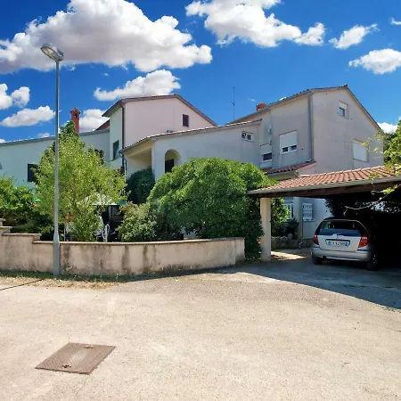 House Dubravka 1946 بولا